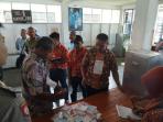 petugas-kpps-lapas-palangkaraya-saat-melakukan-penghitungan-suara_20160129_084229.jpg