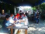 petugas-kpps-menunggu-warga-untuk-memilih_20160127_091315.jpg