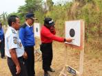 petugas-lapasrutan-se-kalsel-itu-latihan-menembak_20150828_221516.jpg