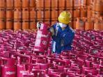 petugas-lpg-memeriksa-stok-rabu-29122021.jpg