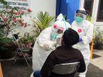 petugas-medis-sedang-melakukan-tes-swab-massal-di-dinkes-banjarmasin.jpg