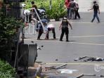 petugas-melakukan-olah-tkp-usai-kejadian-peledakan-bom-di-pos-polisi-sarinah_20160116_141908.jpg