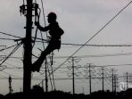 petugas-melakukan-perbaikan-listrik-di-jalan-tampomas-utara-kota-semarang-jateng_20170613_210440.jpg