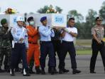 petugas-membawa-peti-jenazah-korban-airasia-qz-8501.jpg