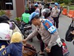 petugas-memeriksa-bawaan-dan-isi-bagasi-sepeda-motor-pengunjung_20180514_131626.jpg