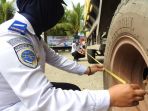 petugas-memeriksa-panjang-bodi-angkutan_20180801_174241.jpg