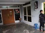 petugas-mengamankan-rumah-yang-digunakan-untuk-praktek-aborsi_20160226_103238.jpg