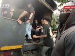 petugas-mengangkut-pelajar-dan-warga-ke-truk-banjarmasin-kamis-15102200.jpg