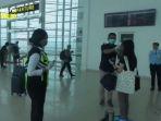 petugas-menggunakan-thermal-gun-mengukur-suhu-tubuh-penumpang-pesawat-di-bandara-syamsudin-noor.jpg