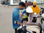petugas-menjatuhkan-tilang-kepada-pengendara-di-hst.jpg