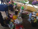 petugas-menyiapkan-bantuan-korban-kebakaran-di-desa-tangga-ulin-hulu.jpg