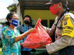petugas-mulai-membagikan-bantuan-bahan-makanan.jpg