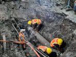 petugas-pdam-bandarmasih-banjarmasin-sedang-melakukan-perbaikan-pipa-09062021.jpg