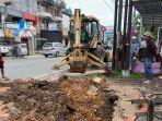 petugas-pdam-bandarmasih-sedang-berusaha-memperbaiki-pipa-bocor-di-jalan-sutoyo-s.jpg
