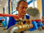 petugas-pdam-intan-banjar-memperlihatkan-contoh-unit-water-meter_20180814_205236.jpg