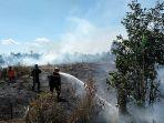 petugas-pemadam-berjibak-memadamkan-api-yang-berkobar-di-lahan-tidur.jpg