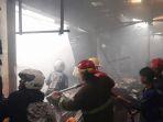 petugas-pemadam-kebakaran-di-Pasar-Taibah-Kota-Martapura-kalsel-Sabtu-25112023-3.jpg