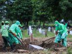 petugas-pemakaman-membawa-peti-jenazah-pasien-suspect-virus-corona.jpg
