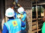 petugas-pln-lakukan-perbaikan-di-jaringan-rumah-pelanggan-pln.jpg