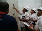 petugas-pln-melakukan-pemeriksaa-panel-listrik-milik-pelanggan-bisnis-akhir-pekan-tadi_20171002_192822.jpg