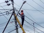 petugas-pln-melakukan-perbaikan-jaringan-listrik-di-sekumpul_20180223_165429.jpg