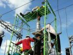 petugas-pln-memperbaiki-jaringan-listrik_20170702_080737.jpg