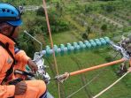petugas-pln-sedang-memasang-jaringan-listrik-di-ketinggian_20171016_195937.jpg