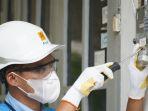 petugas-pln-tengah-merubah-daya-listrik-pelanggan.jpg