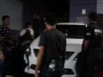 petugas-resmob-dan-unit-ranmor-polda-lagi-mengamankan-satu-inova_20171225_223845.jpg