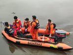 petugas-saat-akan-mengevakuasi-jasad-korban-tenggelam-di-das-kapuas-rabu-1952021-pagi.jpg