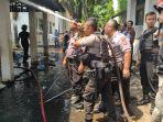 petugas-saat-berupaya-memadamkan-kebakaran-di-satu-unit-bangunan.jpg