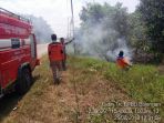 petugas-saat-memadamkan-api_20180825_144420.jpg