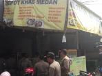 petugas-sat-pol-pp-kota-banjarmasin-menyambangi-sejumlah-depot-maka_20160411_175136.jpg