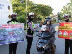 petugas-satlantas-polres-banjarbaru-bagikan-masker-selasa-10082021.jpg