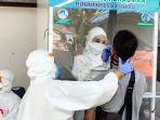 petugas-sedang-melakukan-pengambilan-sampel-swab.jpg