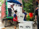 petugas-sedang-mengangkut-logistik-pilkada-banjarmasin-2020.jpg