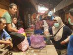 petugas-subdit-indagsi-cek-ketersedian-gula-dan-bawang-putih-di-pasar-harum-manis.jpg