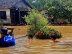 petugas-tagana-membantu-warga-di-kawasan-banjir-desa-tanahabang.jpg