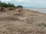 petugas-tengah-melakukan-pembenahan-di-pantai-batakan-baru.jpg