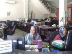 petugas-tiketing-pt-lintas-barito-express-banjarmasin-memantau-harga-tiket-penerbangan.jpg