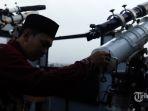 petugas-tim-hisab-oif-umsu-meneropong-posisi-hilal-asdf.jpg
