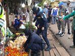 petugas-wastib-membantu-pedagang-mengemasi-barang-dagangannya.jpg