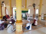 peziarah-lelaki-di-makam-datu-gadung.jpg