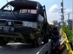 pick-up-hitam-yang-terbalik-di-fly-over-banjarmasin-saat-dievakuasi.jpg