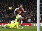 pierre-emerick-aubameyang-mencetak-satu-gol-ke-gawang-jordan-pickford_20180204_063556.jpg