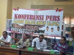 pimpinan-dprd-tapin-konferensi-pers.jpg