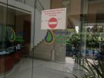 pintu-depan-kantor-pdam-bandarmasih-tidak-bisa-dibuka-karena-alasan-ada-kerusakan_20170915_104143.jpg