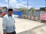 plt-kadis-pupr-kabupaten-tanbu-subhansyah-di-jembatan-tanahmerah-yang-sedang-diperbaiki.jpg