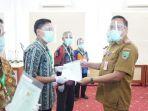 plt-sekda-pemkab-balangan-erwan-mega-karya-latif-menyerahkan-serti.jpg
