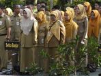 pns-pemkab-banjar-saat-apel-senin-pagi-di-halaman-kantor-bupati-banjar-martapura_20180122_101150.jpg